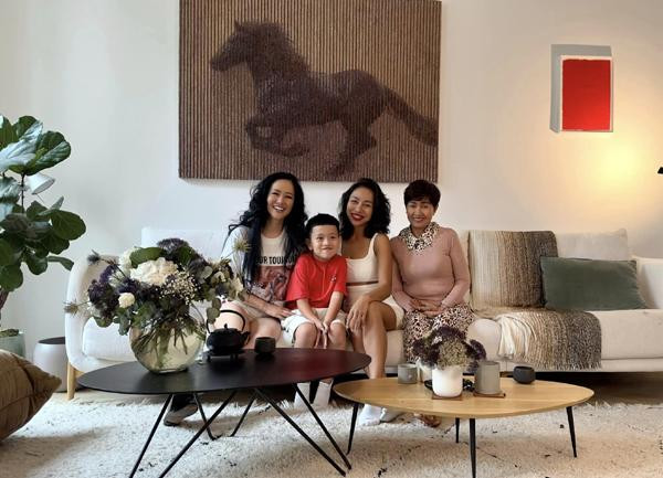 rong ngôi nhà mới này, chị dành không gian phòng khách để tiếp đón những người bạn thân thiết. Trong ảnh là gia đình ca sĩ Thảo Trang đến thăm Hồng Nhung nhân một chuyến đi châu Âu.