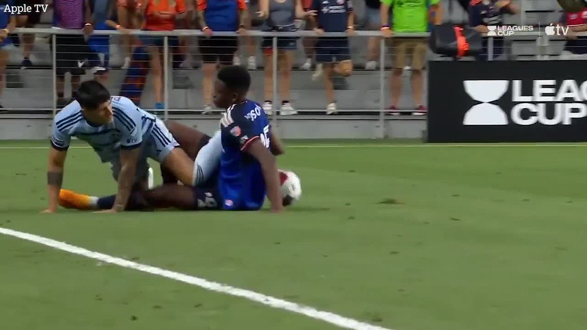 Video: Huc dau vao mat doi thu sau va cham, cau thu nhan the do