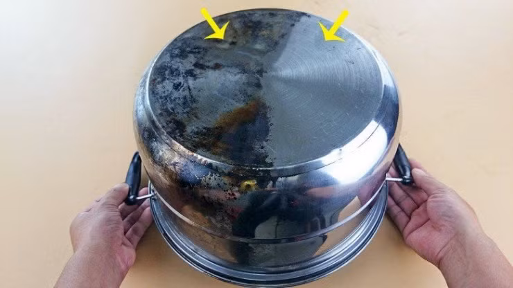 Nồi inox chuyển sang màu đen, rắc thứ này lên trên sẽ sáng bóng ảnh 1