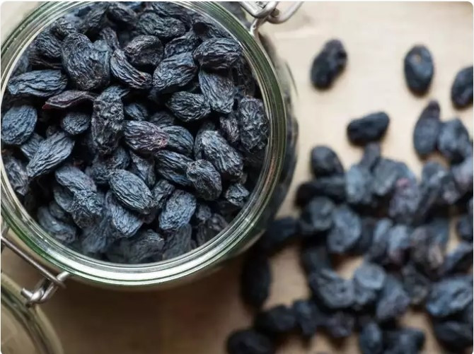 Nho đen: Nho khô đen giàu sắt, chúng chống lại sự mệt mỏi và tăng cường sức khỏe của máu. Đường tự nhiên của chúng cung cấp năng lượng nhanh chóng và chất chống oxy hóa góp phần làm rạng rỡ làn da. Do đó chị em nên bổ sung nho khô đen trong chế độ ăn của mình.