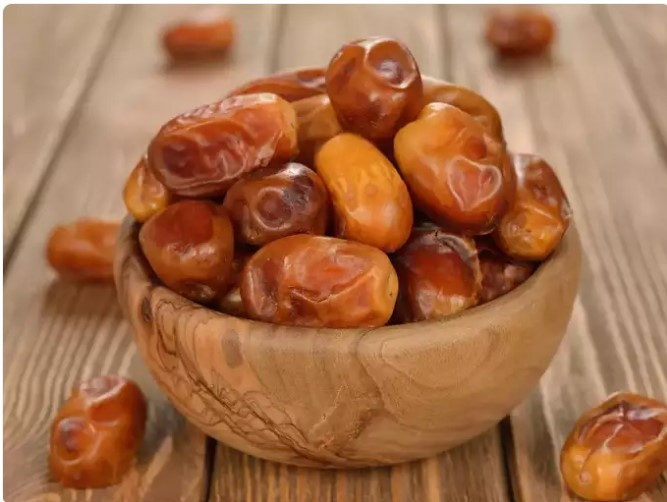 Quả chà là: Chà là rất có lợi cho sức khỏe của phụ nữ, bởi nó chứa đầy các chất dinh dưỡng cần thiết. Giàu chất sắt và chất xơ, chà là chống lại bệnh thiếu máu và hỗ trợ tiêu hóa. Chà là cũng được xem như loại đường tự nhiên giúp tăng cường năng lượng nhanh chóng. Ngoài ra, chà là còn chứa các vitamin quan trọng cho sức khỏe làn da, khiến chúng trở thành một lựa chọn hữu ích cho sức khỏe tổng thể.