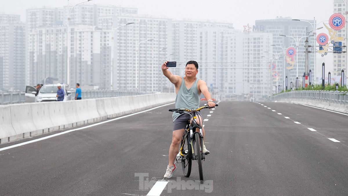 Chụp ảnh check - in trên mặt cầu rộng thênh thang trước thời điểm cầu Vĩnh Tuy giai đoạn 2 được khánh thành.