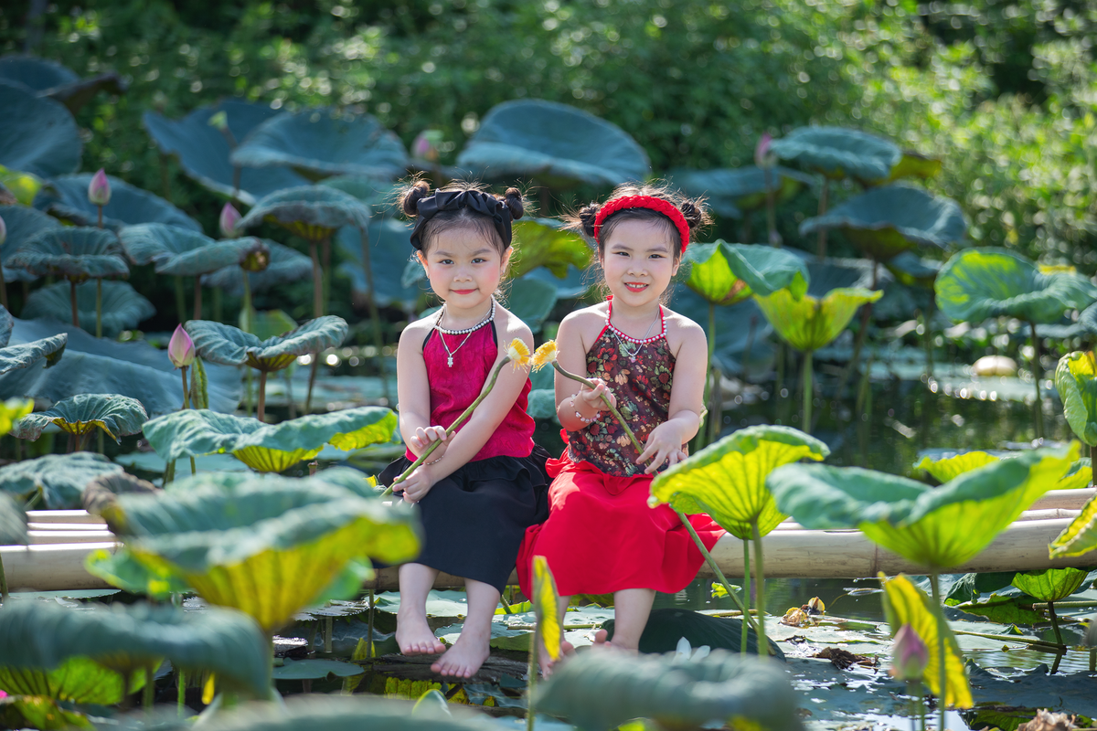 Doi ban than nhi dang yeu ru nhau check-in ben ho sen-Hinh-2