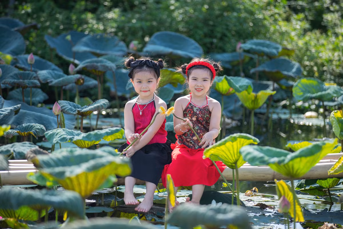 Doi ban than nhi dang yeu ru nhau check-in ben ho sen-Hinh-2