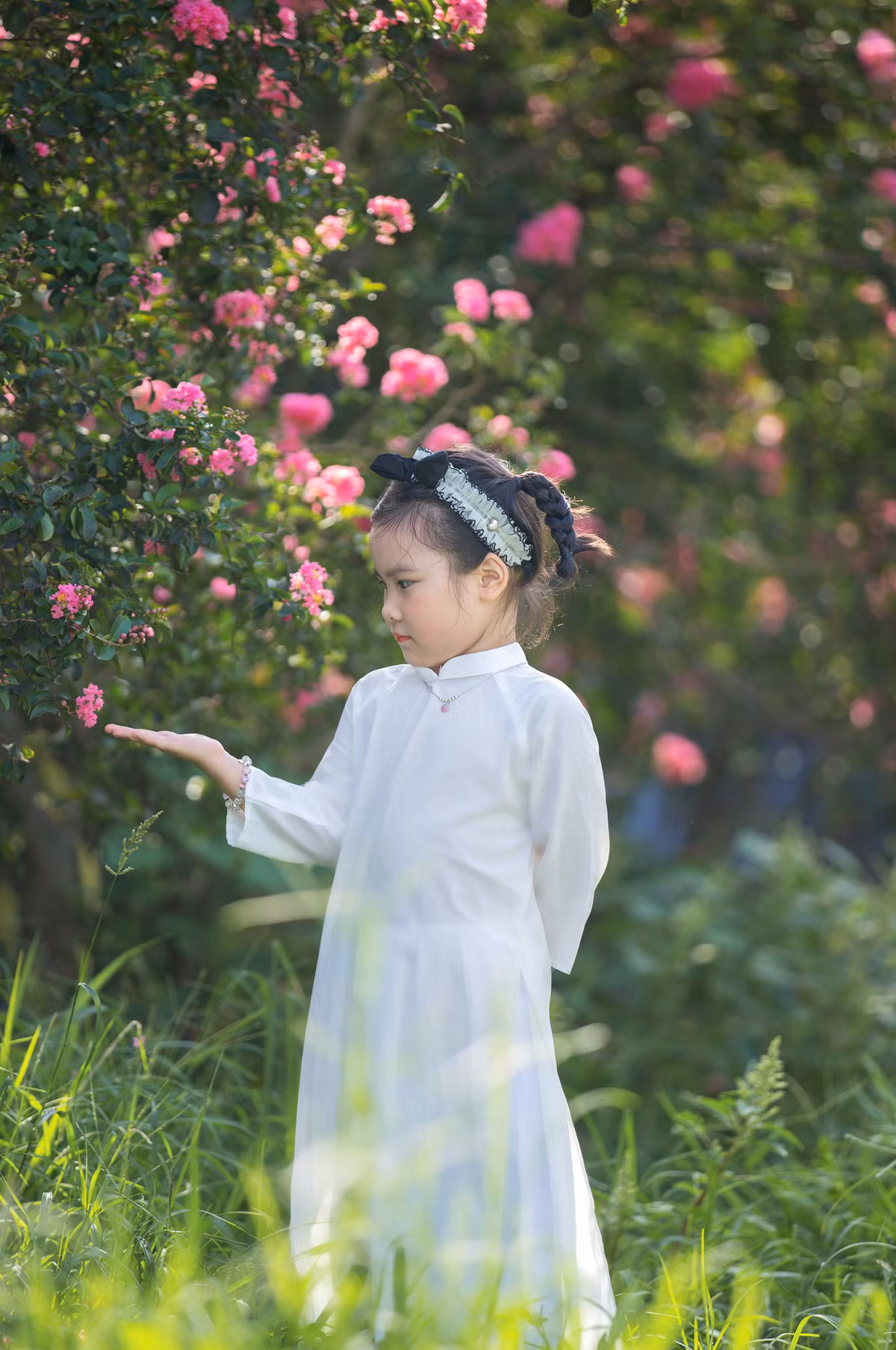 Doi ban than nhi dang yeu ru nhau check-in ben ho sen-Hinh-4