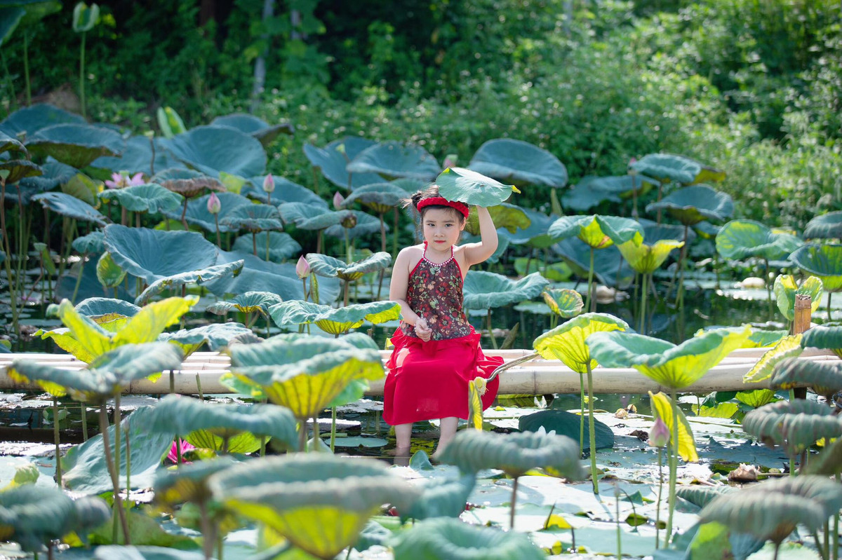 Doi ban than nhi dang yeu ru nhau check-in ben ho sen-Hinh-5