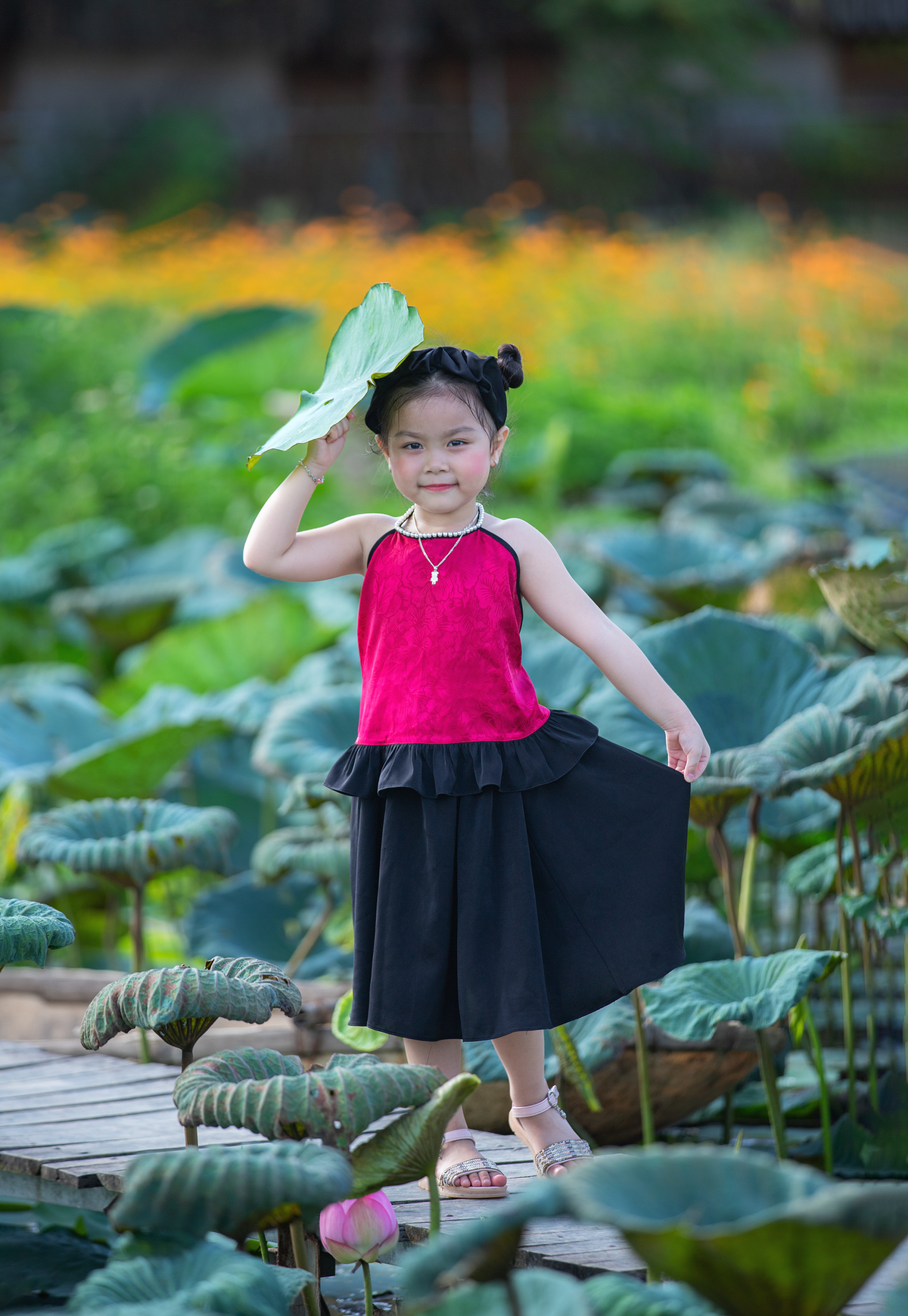 Doi ban than nhi dang yeu ru nhau check-in ben ho sen-Hinh-3