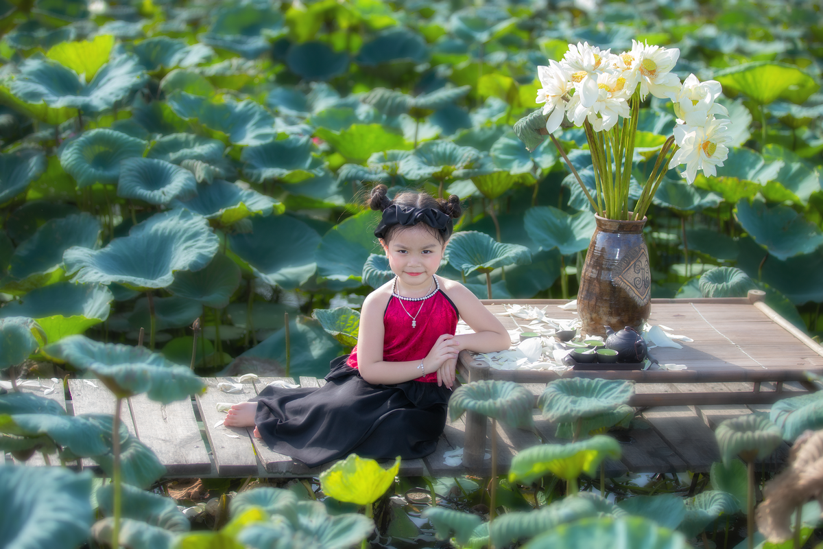 Doi ban than nhi dang yeu ru nhau check-in ben ho sen-Hinh-6