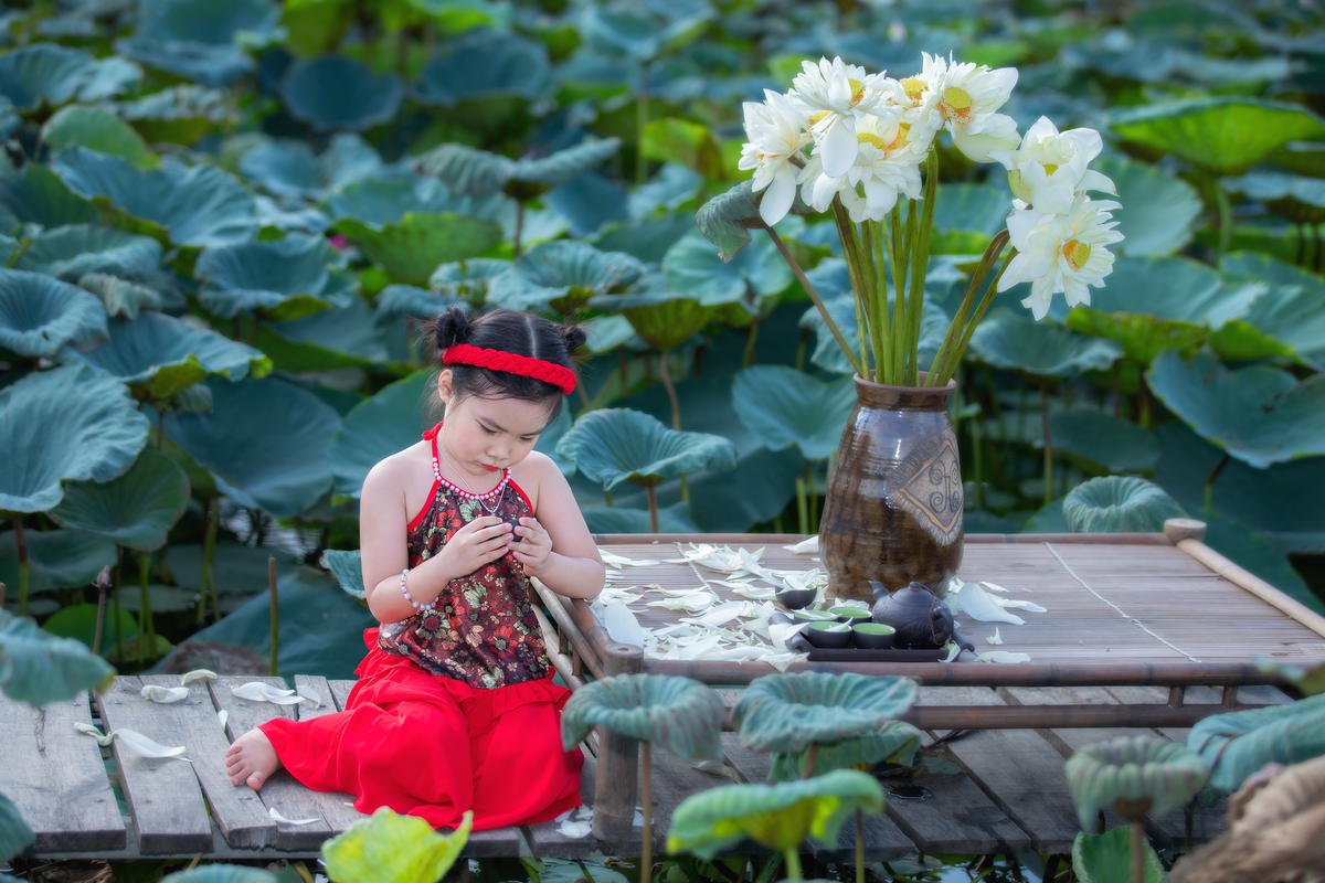 Doi ban than nhi dang yeu ru nhau check-in ben ho sen-Hinh-7