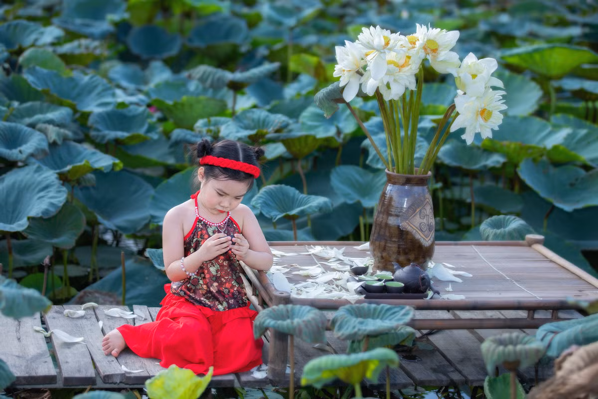 Doi ban than nhi dang yeu ru nhau check-in ben ho sen-Hinh-7