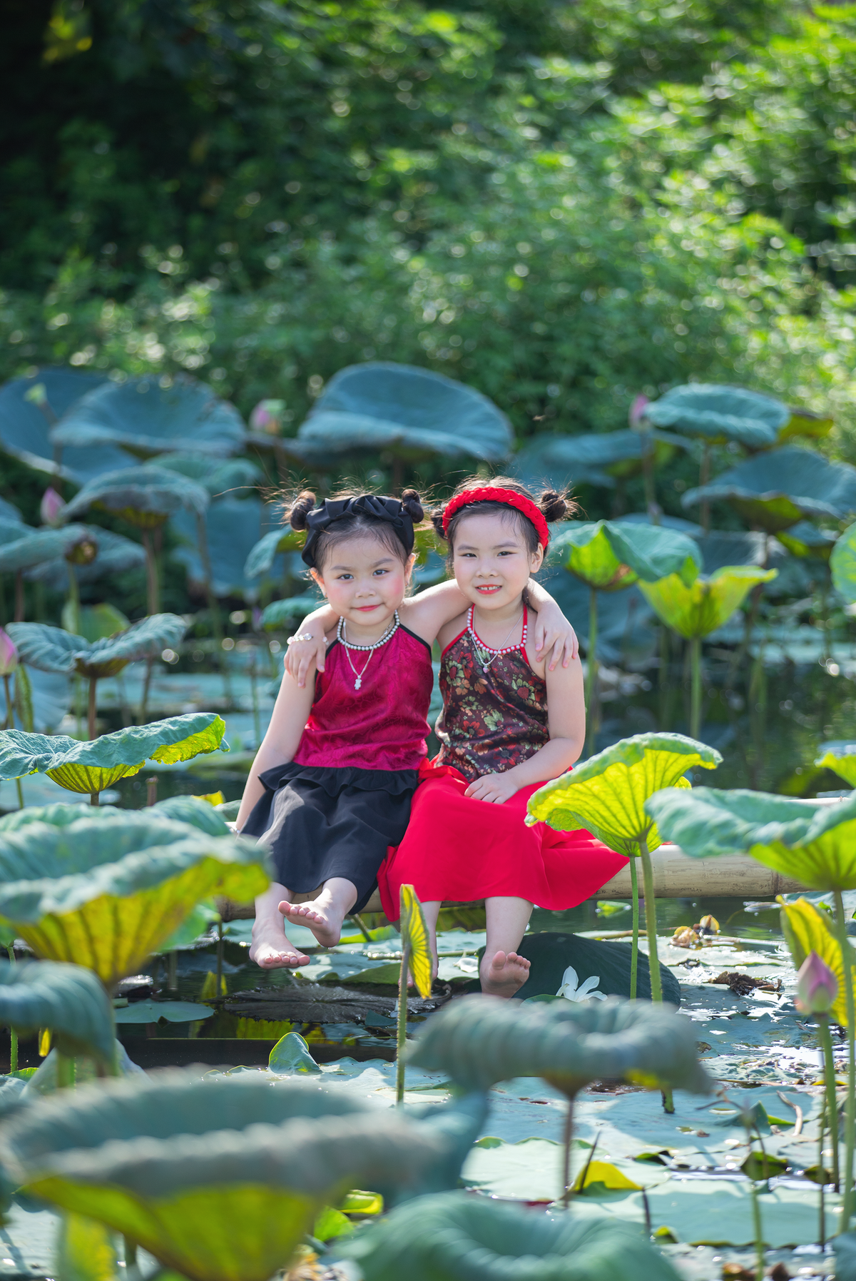 Doi ban than nhi dang yeu ru nhau check-in ben ho sen