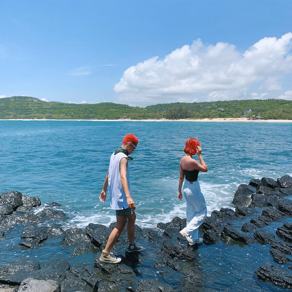 Cap doi 9X me du lich, dien do 'ton sur ton'-Hinh-2