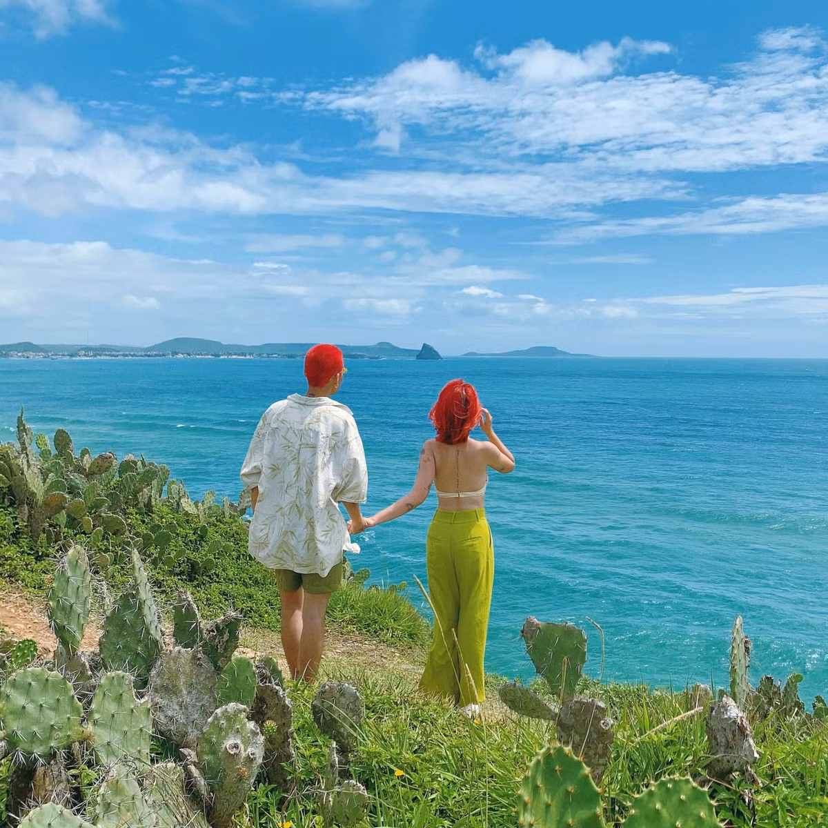 Cap doi 9X me du lich, dien do 'ton sur ton'-Hinh-3