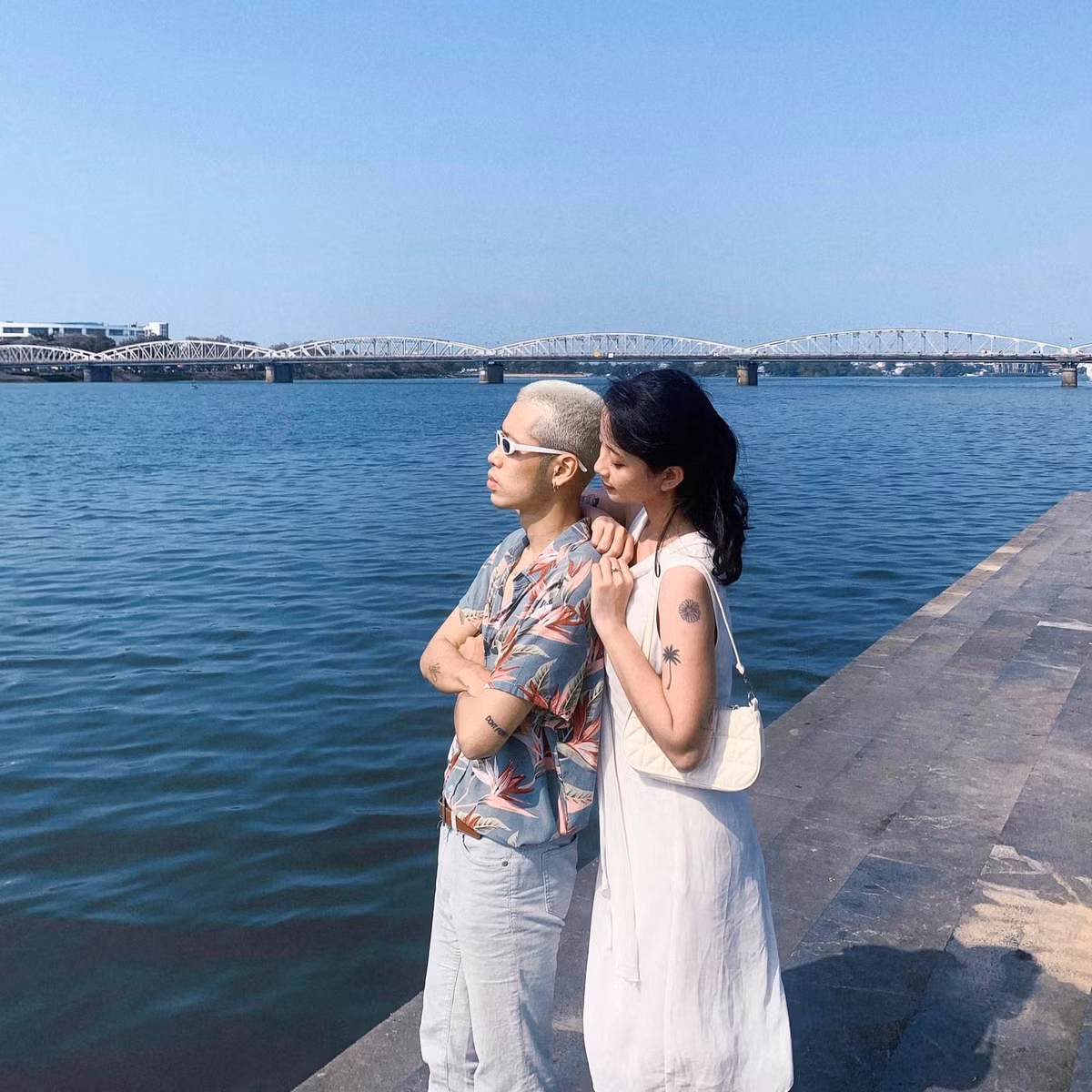 Cap doi 9X me du lich, dien do 'ton sur ton'-Hinh-14