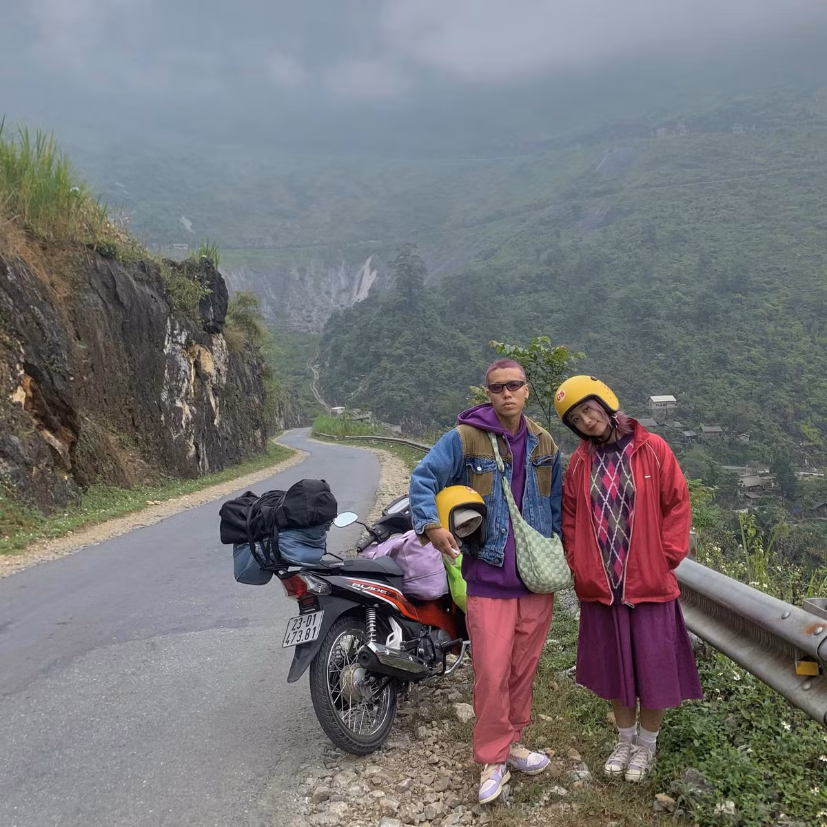 Cap doi 9X me du lich, dien do 'ton sur ton'-Hinh-19