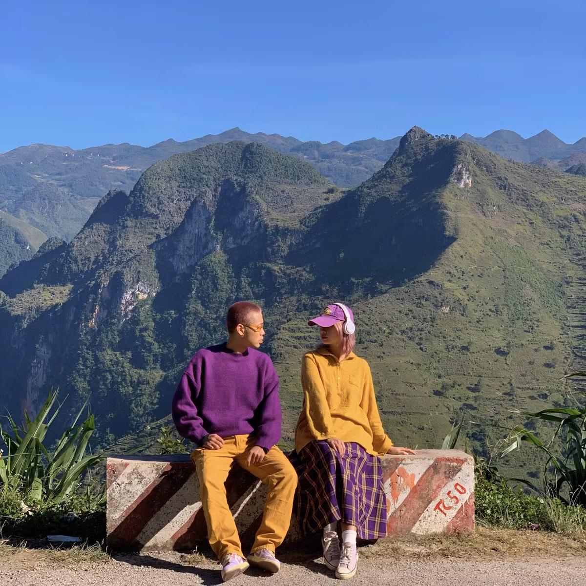 Cap doi 9X me du lich, dien do 'ton sur ton'-Hinh-20