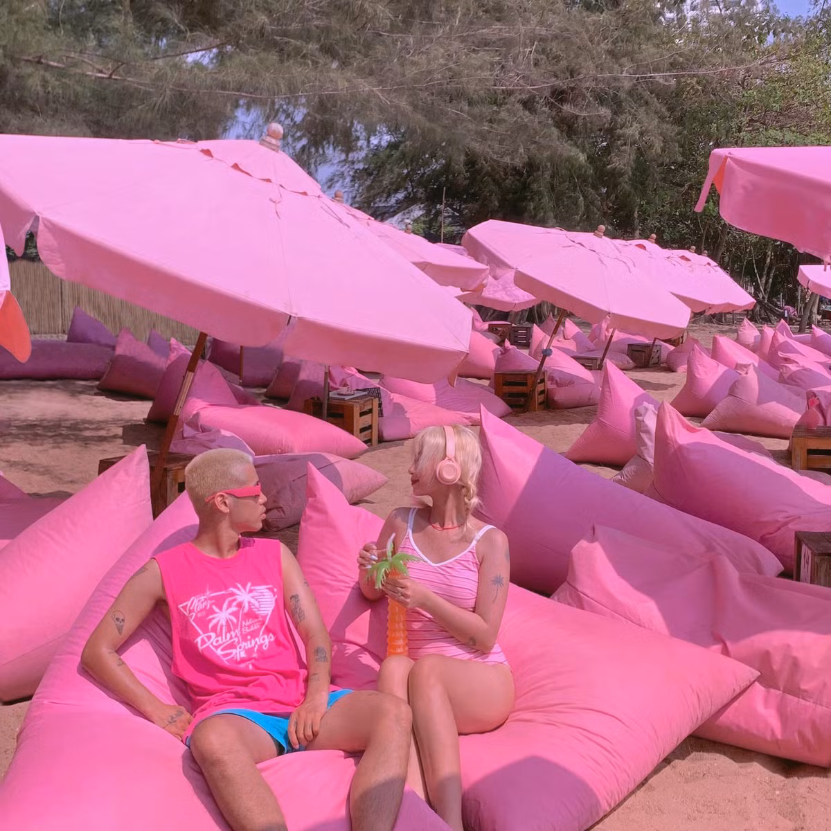 Cap doi 9X me du lich, dien do 'ton sur ton'-Hinh-9