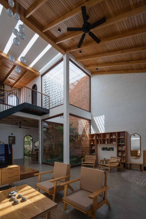 br/> Trong nhà, gia chủ còn để một phần diện tích khá lớn để đặt giếng trời, giúp không gian tràn ngập ánh sáng. Ngoài những chi tiết hiện đại, có thể dễ dàng thấy sự hiện diện của những yếu tố truyền thống như là gạch, gỗ, gốm, ngói...