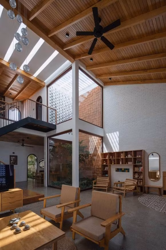 br/> Trong nhà, gia chủ còn để một phần diện tích khá lớn để đặt giếng trời, giúp không gian tràn ngập ánh sáng. Ngoài những chi tiết hiện đại, có thể dễ dàng thấy sự hiện diện của những yếu tố truyền thống như là gạch, gỗ, gốm, ngói...