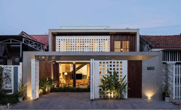 Thiết kế nhà gác lửng này ở Kon Tum. Gia chủ muốn tạo không gian tràn ngập nắng gió, gần gũi thiên nhiên. Vậy nên đội ngũ kiến trúc sư đã đem đến giải pháp hợp lý.