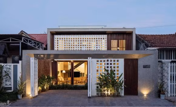 Thiết kế nhà gác lửng này ở Kon Tum. Gia chủ muốn tạo không gian tràn ngập nắng gió, gần gũi thiên nhiên. Vậy nên đội ngũ kiến trúc sư đã đem đến giải pháp hợp lý.