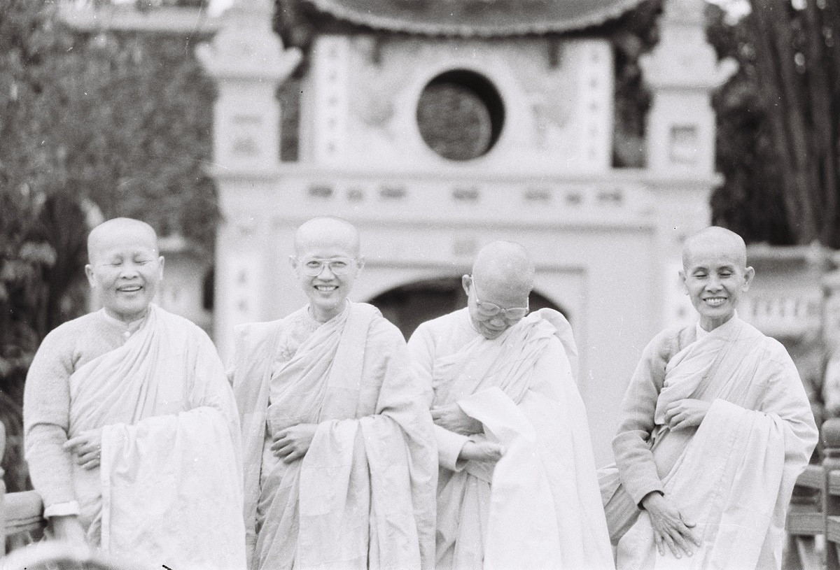 Bốn sư cô tươi cười khi bắt gặp ống kính của nhiếp ảnh gia Lê Vượng.