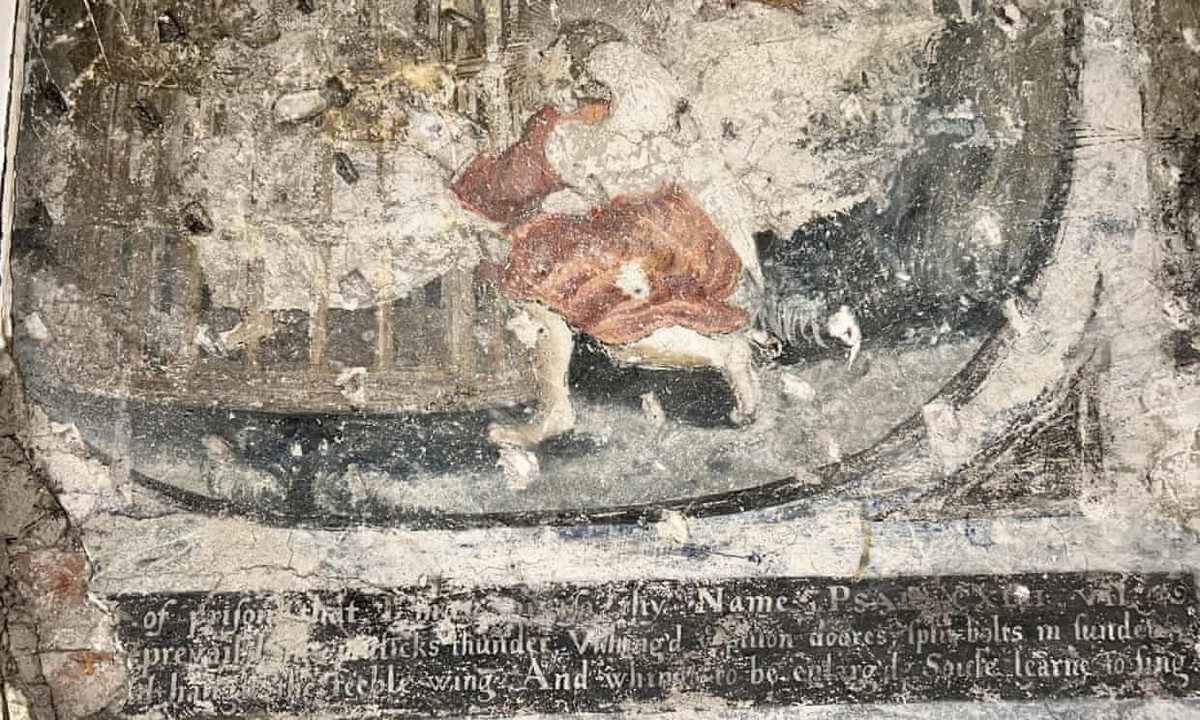 Vo tinh phat hien bau vat 400 tuoi khi sua bep