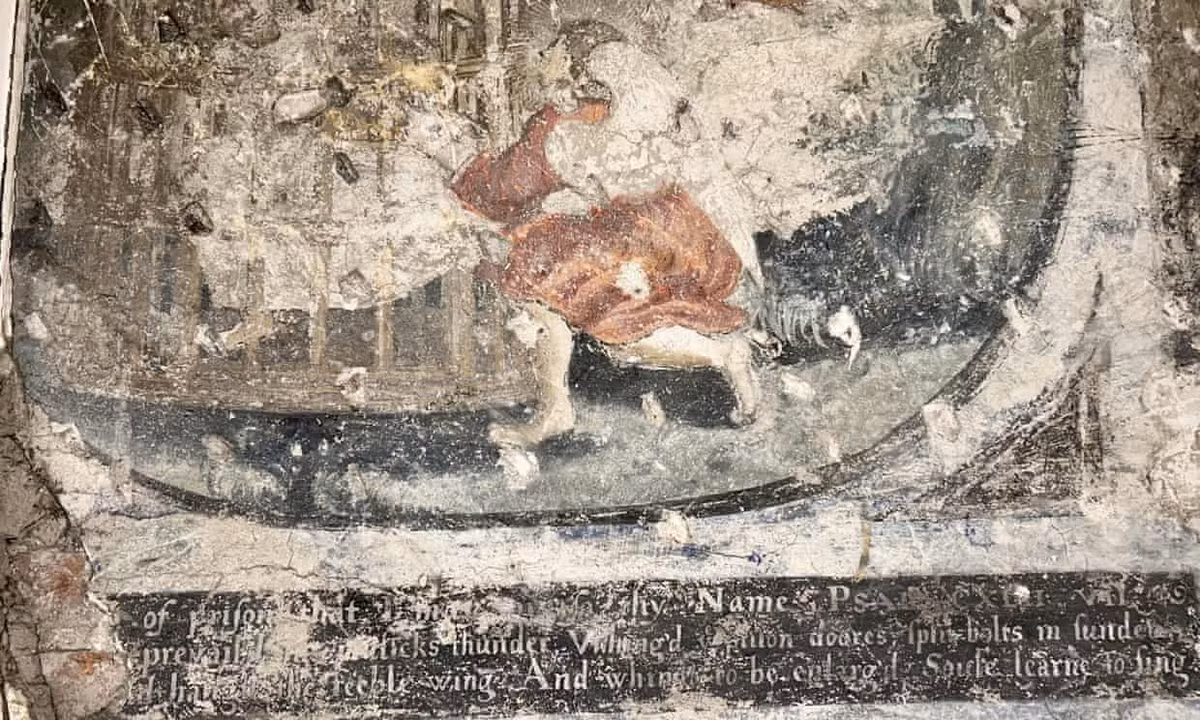 Vo tinh phat hien bau vat 400 tuoi khi sua bep