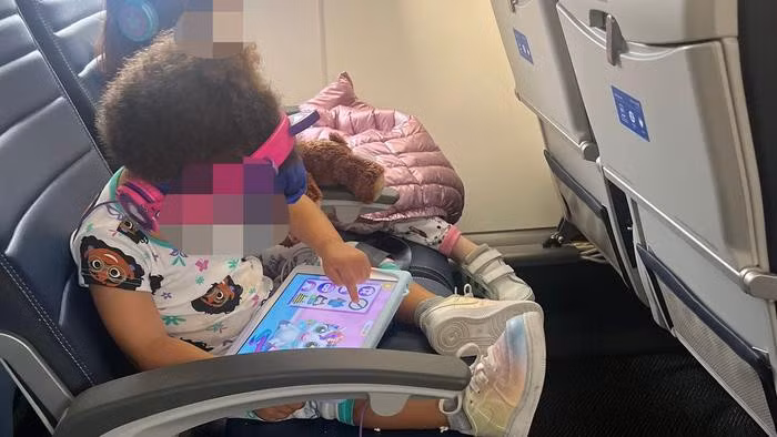 Tranh cai tiep vien hang khong yeu cau ba bau don bong ngo-Hinh-3