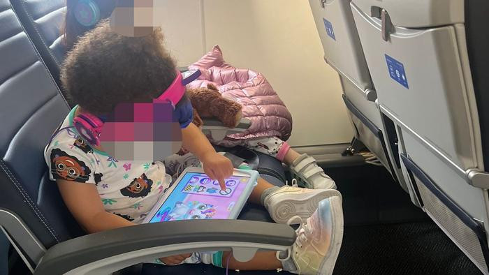 Tranh cai tiep vien hang khong yeu cau ba bau don bong ngo-Hinh-4