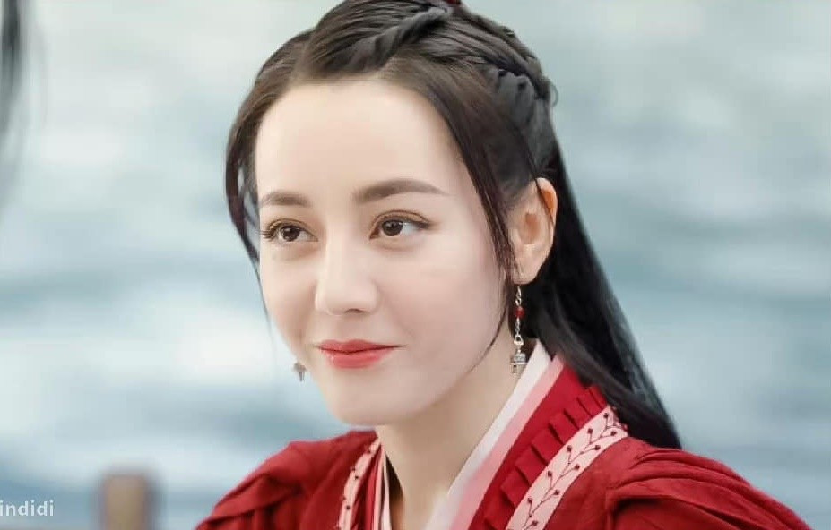 Địch Lệ Nhiệt Ba cũng đang bị chê với kiểu diễn xuất khoa trương, làm màu, giả trân trong phim An Lạc truyện. Mỹ nhân Tân Cương muốn thể hiện nhân vật có tính cách phóng khoáng, tự tin, thích trêu chọc nam chính, nhưng cách diễn của cô thiếu tự nhiên.