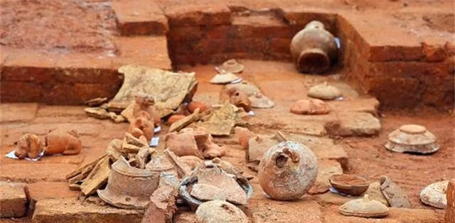 Mất lợn, lão nông báo cảnh sát khi phát hiện chiếc hố bí ẩn - Hình 5 Mat lon, lao nong bao canh sat khi phat hien chiec ho bi an-Hinh-5