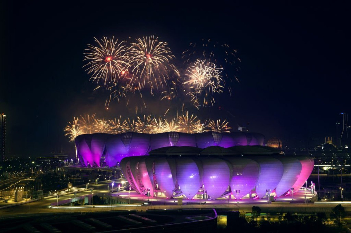 Trước lễ khai mạc Asiad 19, sân Big Lotus từng tổ chức buổi hòa nhạc châu Á, nơi quy tụ những ca sĩ nổi tiếng của Trung Quốc và châu Á. Giờ đây, sân Big Lotus trở thành điểm đến tham quan của du khách mỗi khi tới Hàng Châu. Ảnh: Getty, Góc nhìn từ bên trong sân Big Lotus. Ảnh: Getty.