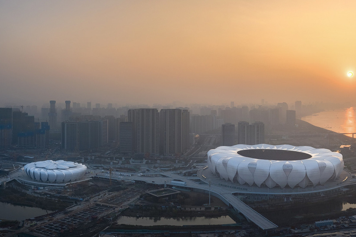 Bên cạnh sân Big Lotus là trung tâm thi đấu quần vợt được gọi với cái tên Small Lotus (tạm dịch: Bông sen nhỏ) có sức chứa 10.000 người. Hai công trình này kết hợp với nhau tạo thành hai bông sen đang nở. Ảnh: Indesignlive.