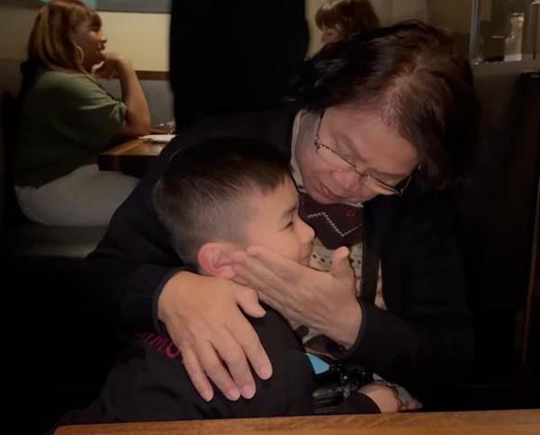 Mẹ ruột Đan Trường hạnh phúc khi được gặp lại cháu trai sau nhiều tháng ngày xa cách.