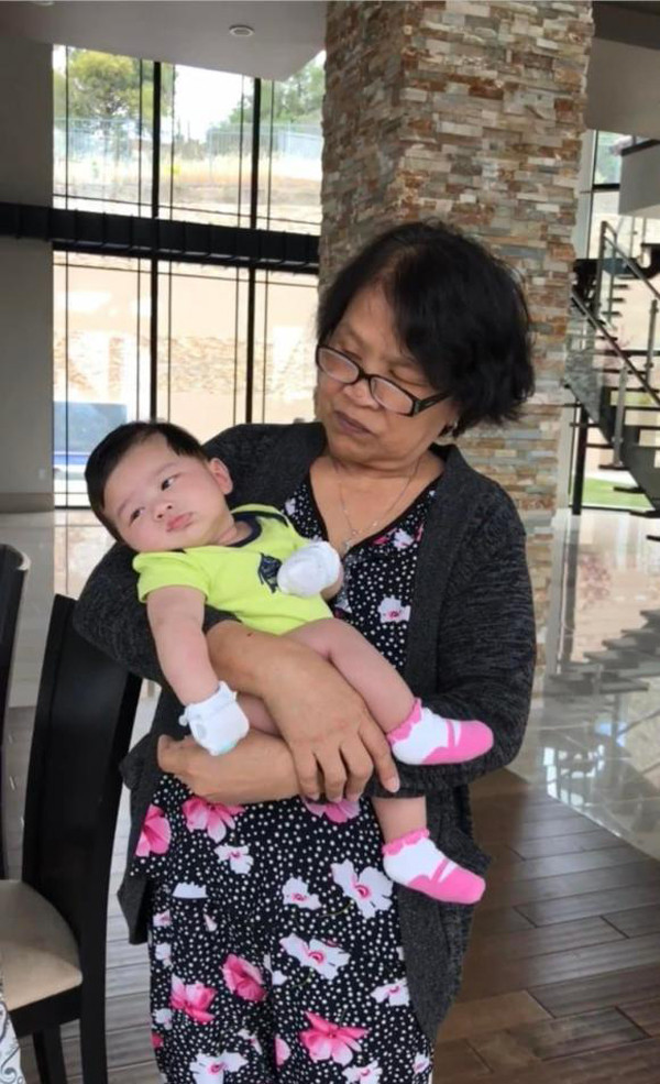 Hiện tại, khi cuộc sống của con trai đã tốt lên, mẹ ruột Đan Trường tận hưởng tuổi già trong bình an. Trong hình ảnh này, bà Huỳnh bế con trai Đan Trường lúc nhỏ.