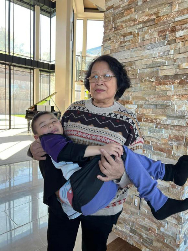 Vào cuối tháng 3 vừa qua, Đan Trường đã đón mẹ ruột và gia đình sang Mỹ để du lịch và thăm cháu nội là bé Thiên Từ. Nam ca sĩ hào hứng: "Chào mừng ông và nội và em bé út đã tới Hoa Kỳ". Trong ảnh đính kèm, cả gia đình anh Bo còn thân thiết chụp ảnh cùng với doanh nhân Thủy Tiên, vợ cũ của nam ca sĩ. Từ đó cho thấy mối quan hệ của họ vô cùng tốt đẹp dù đã ly hôn.