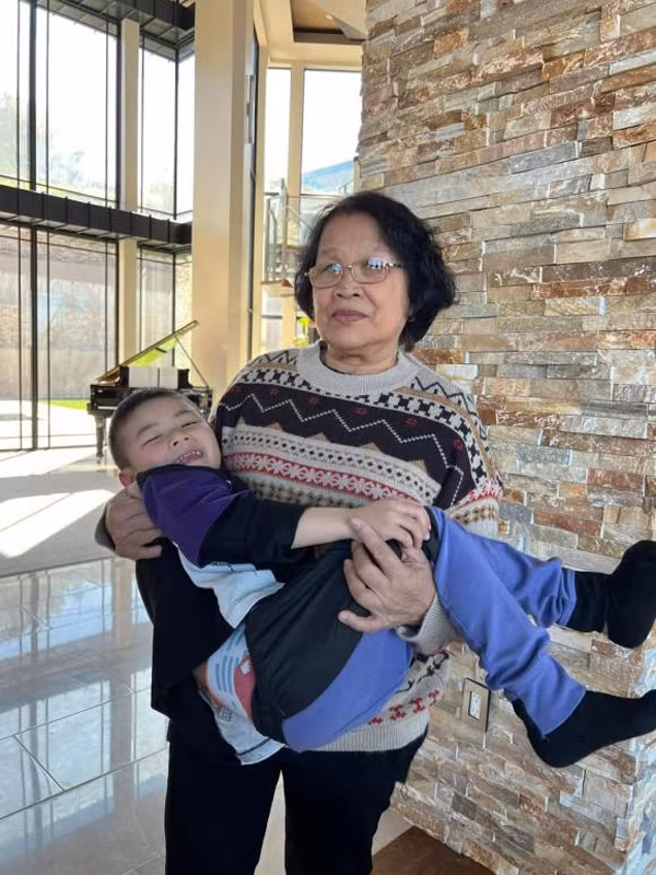 Vào cuối tháng 3 vừa qua, Đan Trường đã đón mẹ ruột và gia đình sang Mỹ để du lịch và thăm cháu nội là bé Thiên Từ. Nam ca sĩ hào hứng: "Chào mừng ông và nội và em bé út đã tới Hoa Kỳ". Trong ảnh đính kèm, cả gia đình anh Bo còn thân thiết chụp ảnh cùng với doanh nhân Thủy Tiên, vợ cũ của nam ca sĩ. Từ đó cho thấy mối quan hệ của họ vô cùng tốt đẹp dù đã ly hôn.