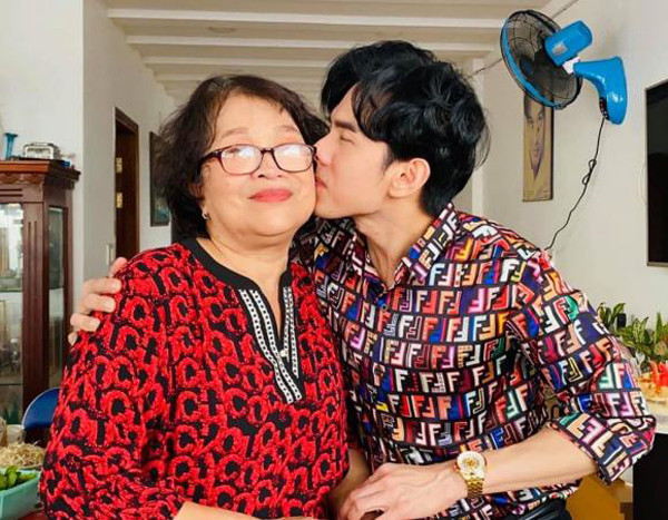 Tuổi xế chiều, mẹ ruột ca sĩ Đan Trường hạnh phúc khi được con trai và đại gia đình yêu thương.
