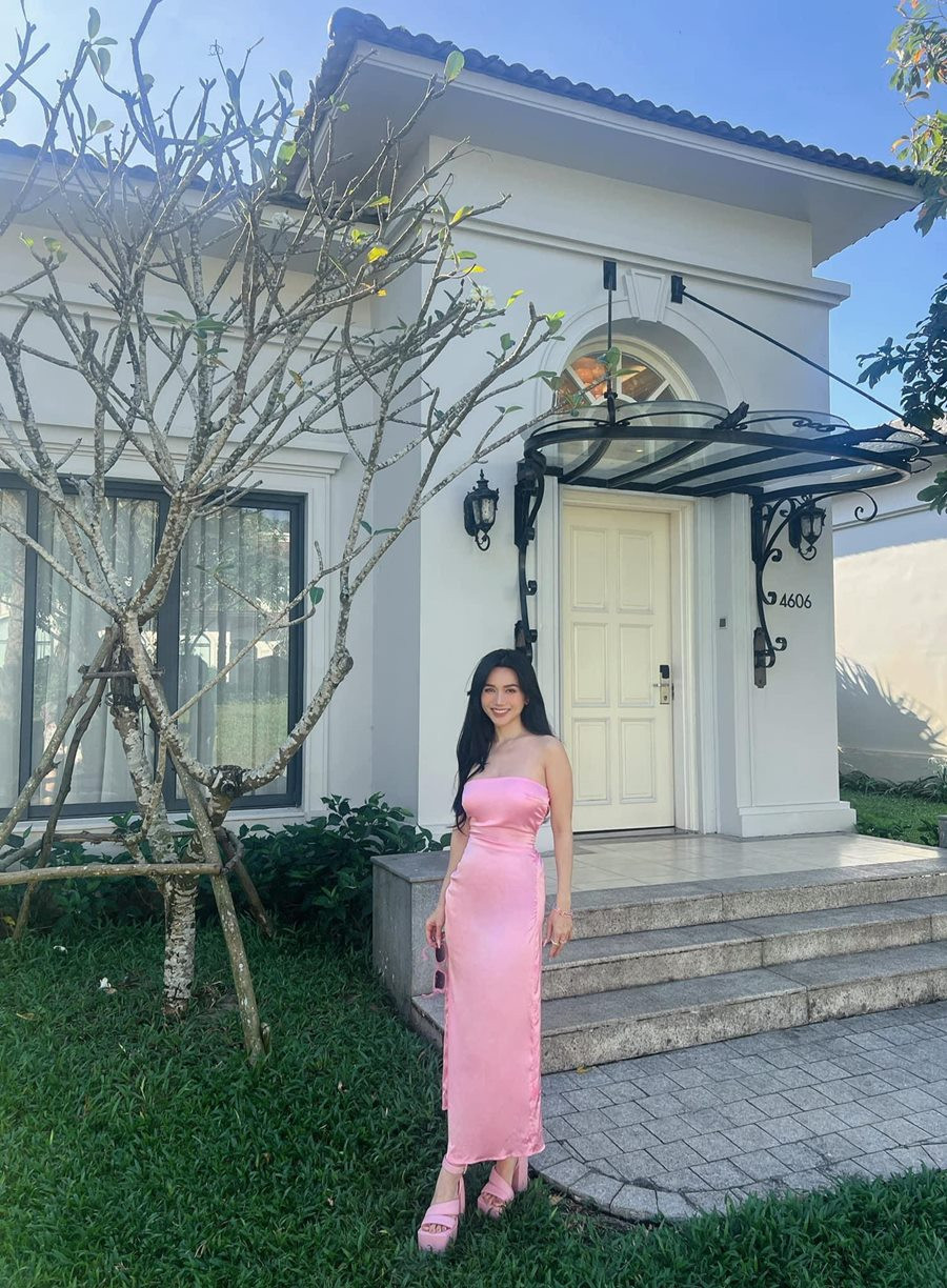 Để ghi điểm với kiểu váy này, bạn nên sử dụng bàn là hơi nước để làm mờ những nếp nhăn. Thay vì giặt máy bạn nên giặt tay để đảm bảo tuổi thọ cho trang phục. Váy lụa có rất nhiều mức giá khác nhau, từ vài triệu tới hàng chục triệu đồng cho một item.