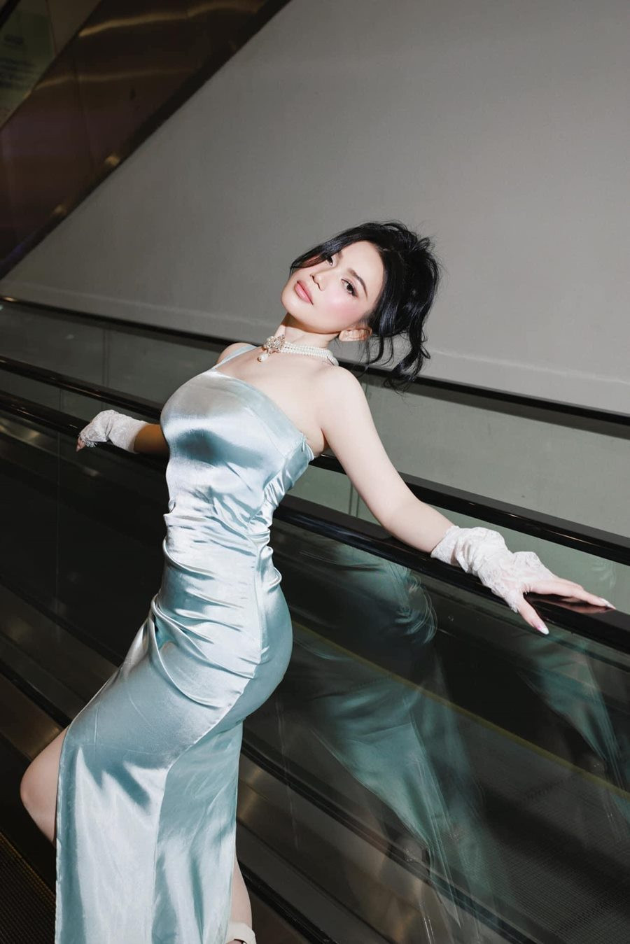 Vì đặc trưng chất lụa khá bóng nên những thiết kế này chỉ dành cho các cô gái có thân hình cân đối. Nhất là với những chiếc váy bó, vòng eo là điểm cơ thể dễ bị tố giác nhất, chúng bị to lên bất thường. Nên, bạn cần thận trọng khi chọn phom dáng từ váy lụa.