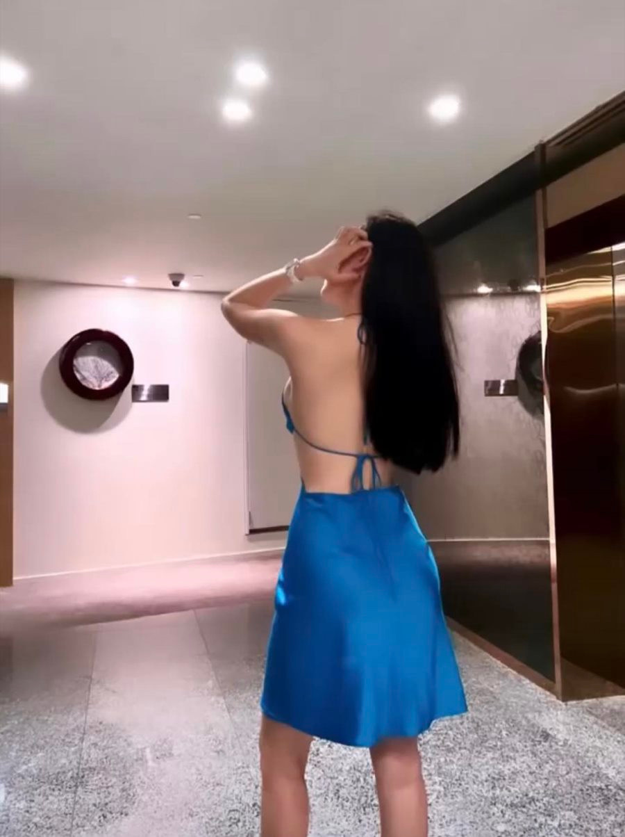 Là một cô gái yêu thích phong cách nữ tính, chắc hẳn Phan Cẩm Nhi không thể bỏ qua kiểu váy lụa quyến rũ. Chất liệu mong manh, nhẹ nhàng mang tới vẻ đẹp ngọt ngào cho người mặc. Váy lụa còn được các tín đồ thời trang ví như biểu tượng của sự cám dỗ, vì cứ mặc lên là thu hút.