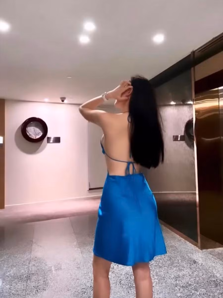 Là một cô gái yêu thích phong cách nữ tính, chắc hẳn Phan Cẩm Nhi không thể bỏ qua kiểu váy lụa quyến rũ. Chất liệu mong manh, nhẹ nhàng mang tới vẻ đẹp ngọt ngào cho người mặc. Váy lụa còn được các tín đồ thời trang ví như biểu tượng của sự cám dỗ, vì cứ mặc lên là thu hút.