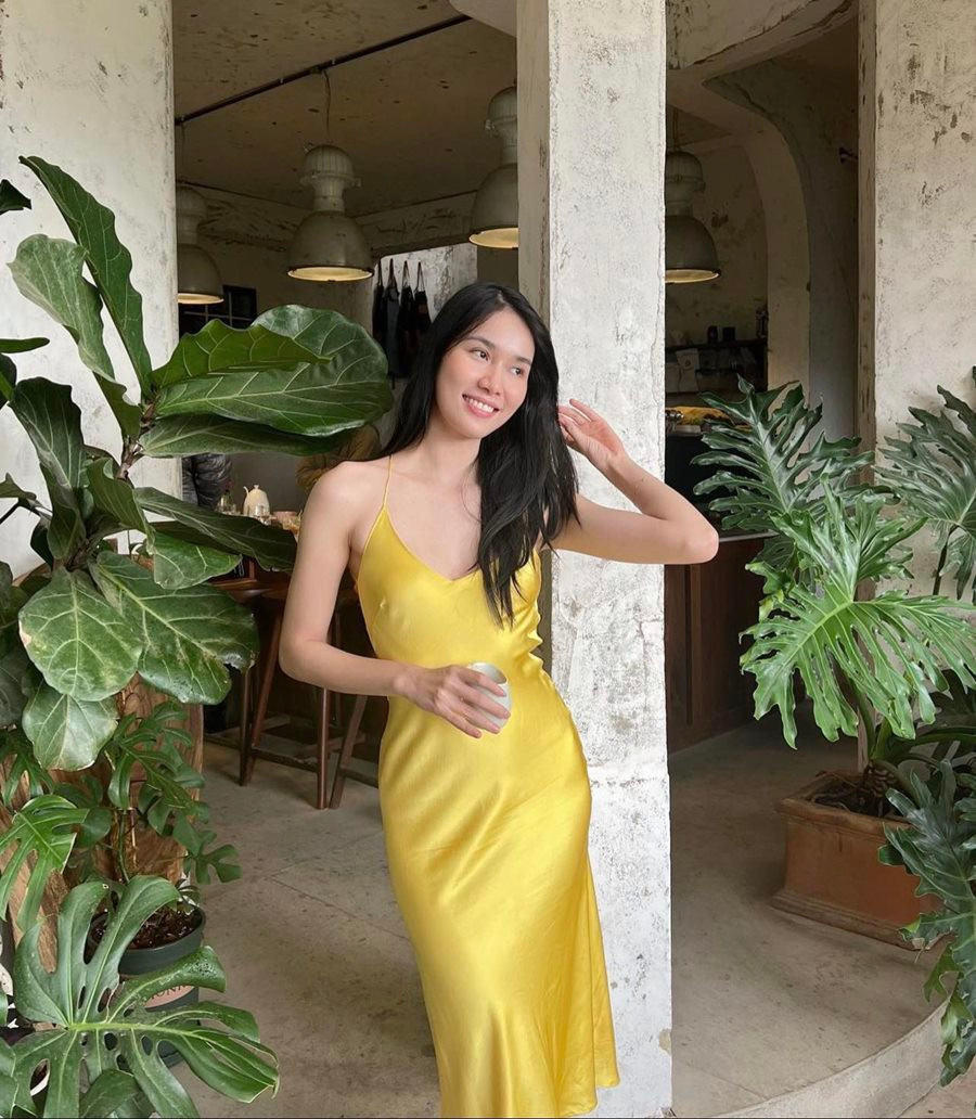 Váy lụa đơn sắc nhưng không hề nhàm chán. Thiết kế có đầy đủ những gam màu từ nhã nhặn tới "chói chang", theo cá tính thời trang mỗi người. Với những kiểu váy dáng suông, người mặc thường mắc phải lỗi váy dính người tạo nên hình ảnh chưa duyên dáng.