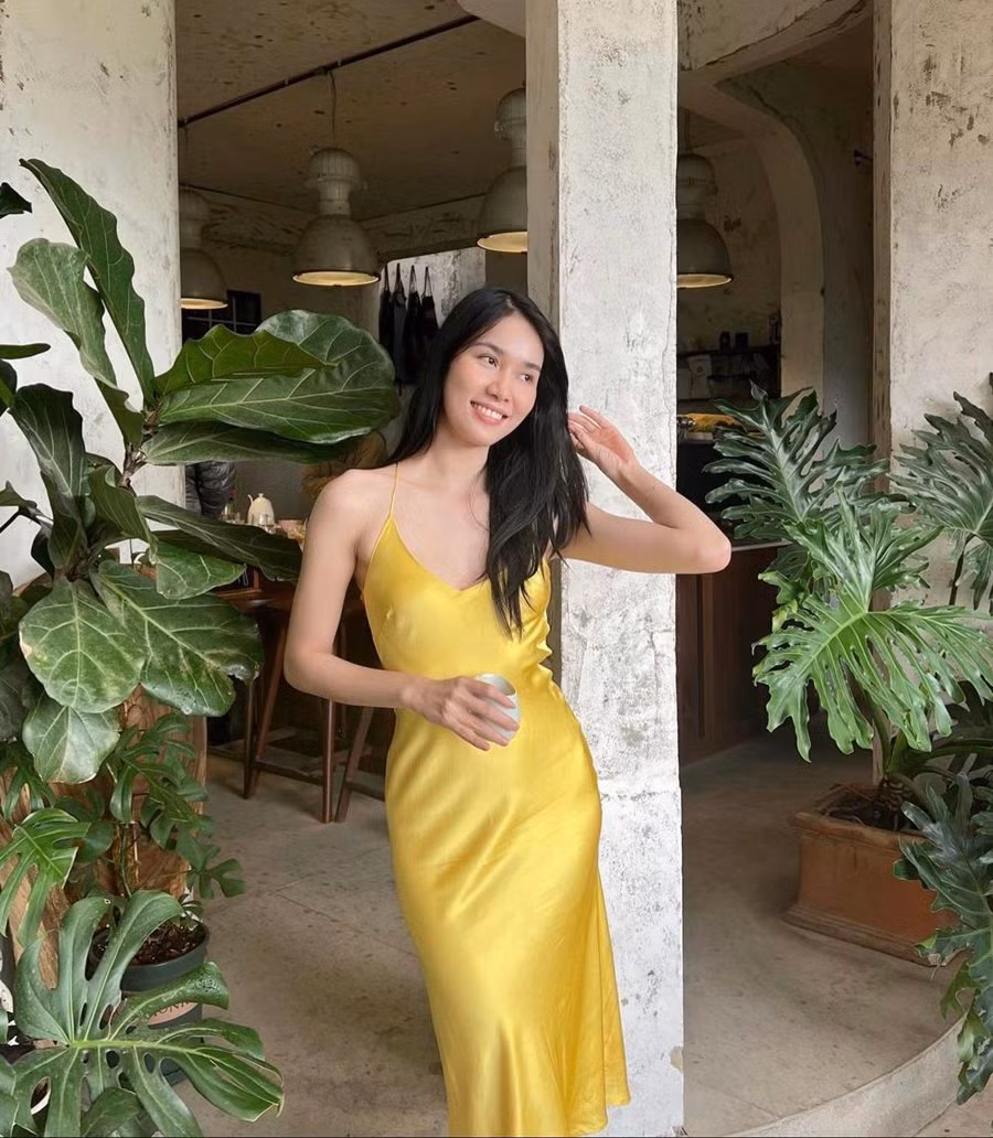 Váy lụa đơn sắc nhưng không hề nhàm chán. Thiết kế có đầy đủ những gam màu từ nhã nhặn tới "chói chang", theo cá tính thời trang mỗi người. Với những kiểu váy dáng suông, người mặc thường mắc phải lỗi váy dính người tạo nên hình ảnh chưa duyên dáng.