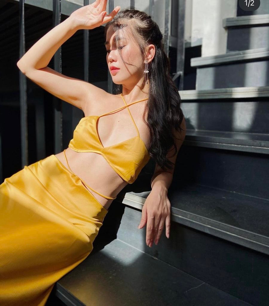 Bạn nên chọn nội y phù hợp khi mặc với những kiểu váy mỏng nói chung và váy lụa nói riêng. Bạn nên chọn nội y loại đúc su không viền để không bị lộ đường gồ kém duyên. Hoặc, bạn có thể mặc thêm quần bảo hộ có vạt che phía trước để không bị lộ vùng cơ thể không mong muốn.