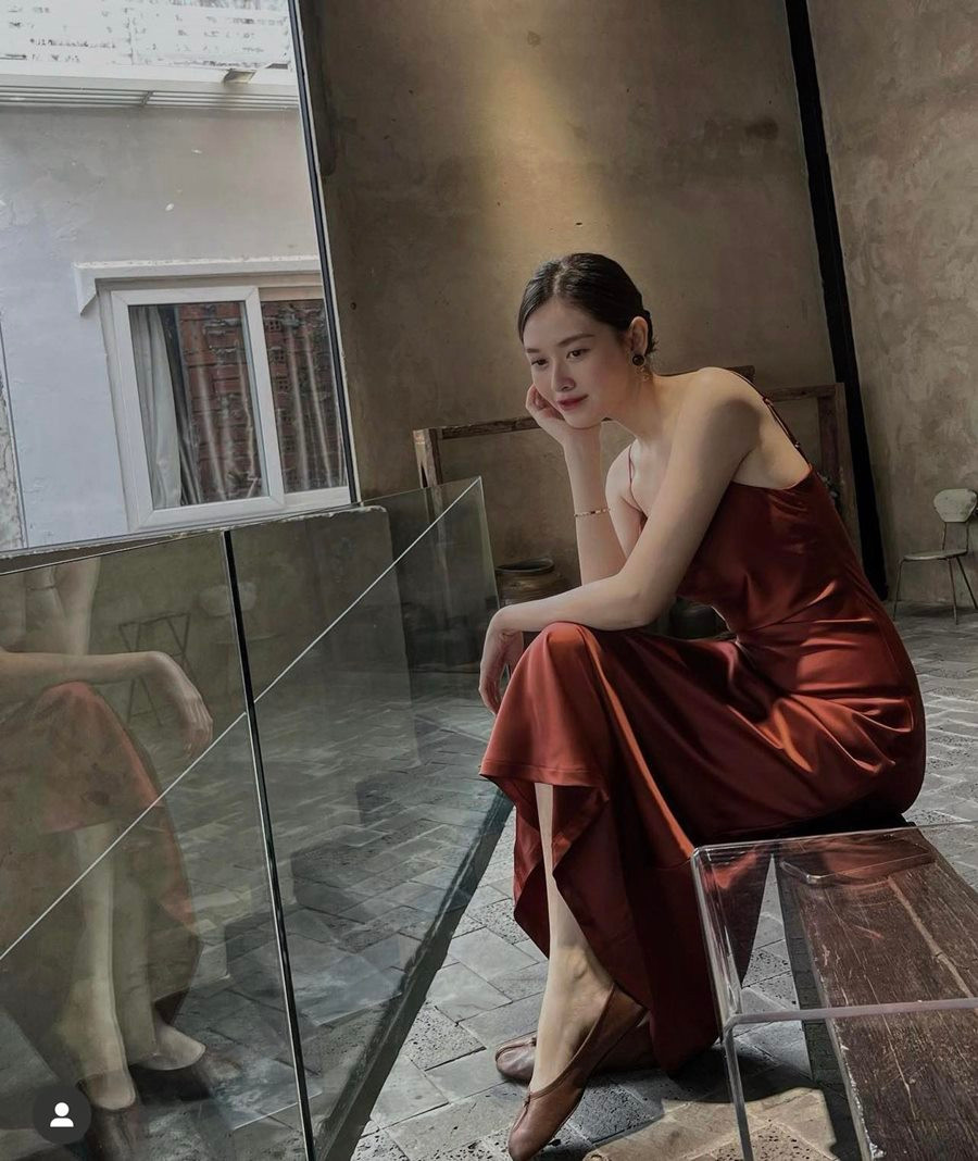 Lụa vốn là chất liệu mang tính ứng dụng cao trong thời trang, có nét đặc trưng riêng. Với những cô gái thích phong cách tối giản nhưng muốn nổi bật, váy lụa là lựa chọn hoàn hảo nhất.