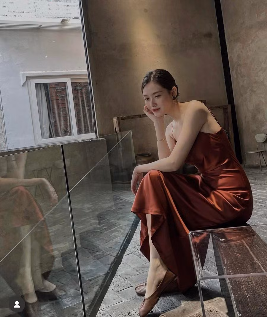 Lụa vốn là chất liệu mang tính ứng dụng cao trong thời trang, có nét đặc trưng riêng. Với những cô gái thích phong cách tối giản nhưng muốn nổi bật, váy lụa là lựa chọn hoàn hảo nhất.