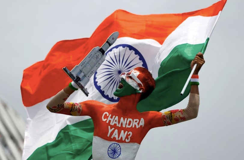 Trước khi tàu vũ trụ hạ cánh, người dân trên khắp Ấn Độ đã tụ tập trước màn hình tivi lớn. Gần 7 triệu người đã xem buổi phát trực tiếp trên YouTube. Ít nhất 500 người đã tập trung trong khán phòng và bên ngoài Hội đồng Nghiên cứu Khoa học và Công nghiệp Ấn Độ ở New Delhi, nơi phát trực tiếp hình ảnh tàu đổ bộ Chandrayaan-3 đáp xuống bề mặt Mặt Trăng, để chứng kiến thời khắc lịch sử này. Ảnh: Reuters.