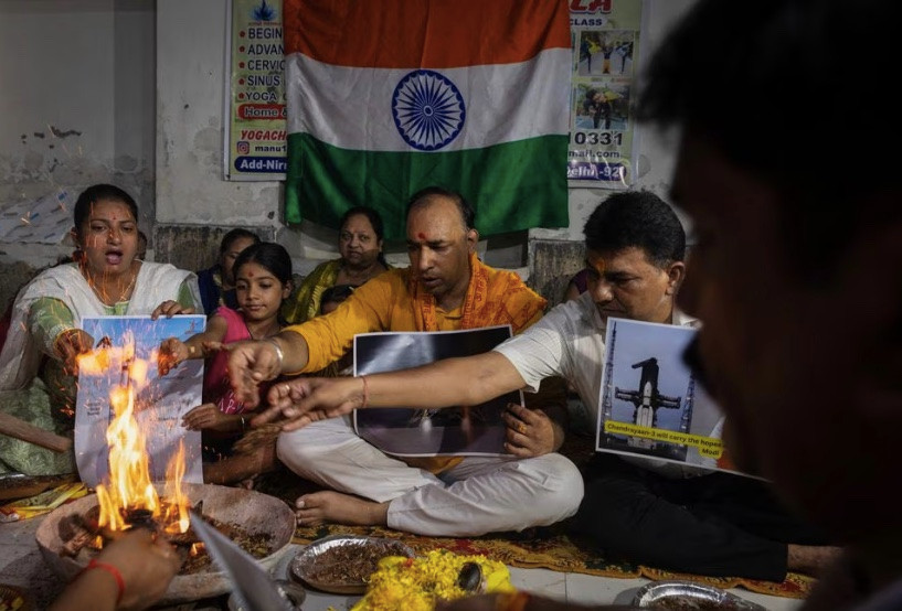 Người dân thực hiện nghi lễ havan - nghi lễ đốt lửa truyền thống của đạo Hindu để cầu nguyện cho tàu vũ trụ Chandrayaan-3 hạ cánh an toàn trên Mặt Trăng, ở New Delhi, Ấn Độ. Ảnh: Reuters. 